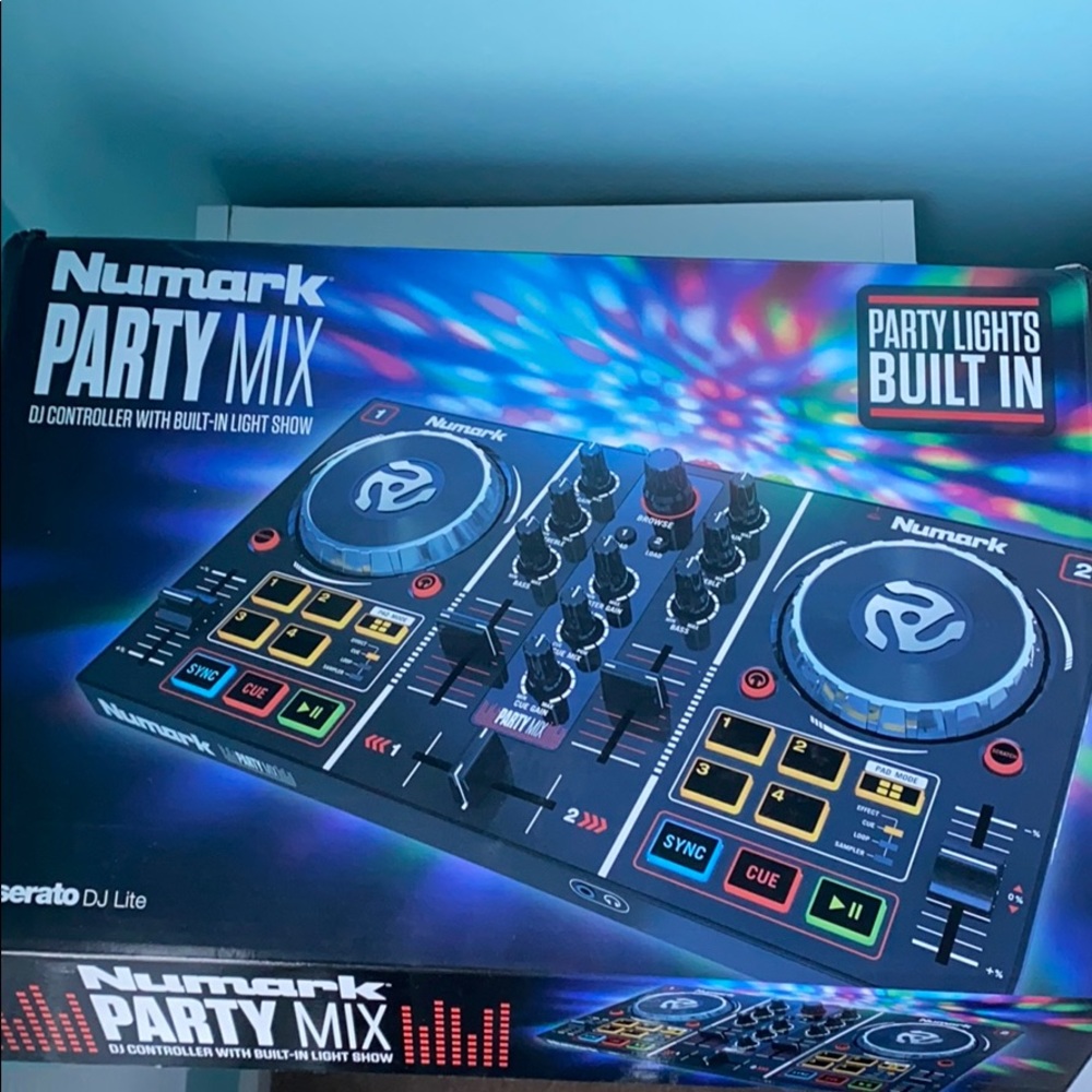 Numark Party Pro DJ Set (Serato included)